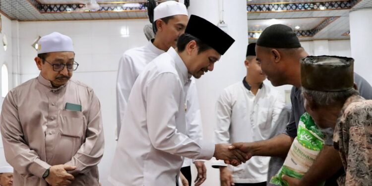 [Foto] Berikan Bantuan Paket Beras