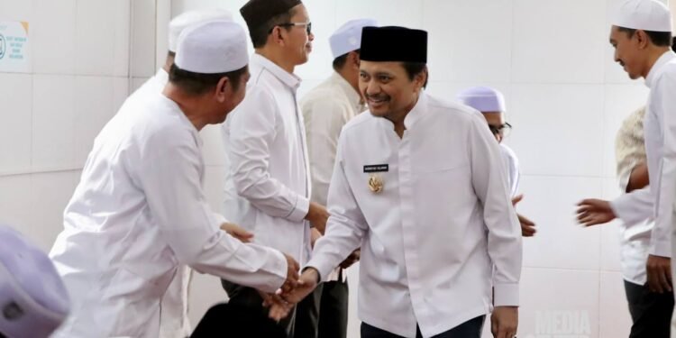 [Foto] Bersalaman Dengan Warga