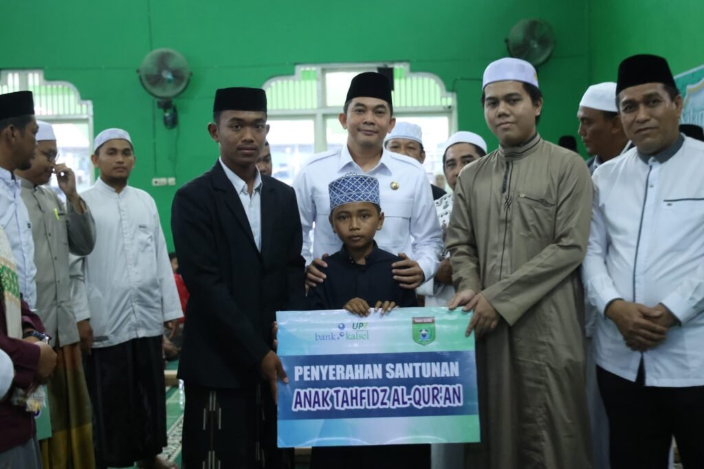 Safari Ramadhan di Mantewe, Bupati Andi Rudi Latif Berikan Bantuan kepada Anak-anak Tahfidz Al-Qur’an dan Kaum Masjid