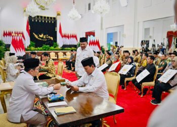 Presiden Prabowo Serahkan Zakat kepada BAZNAS di Istana Negara