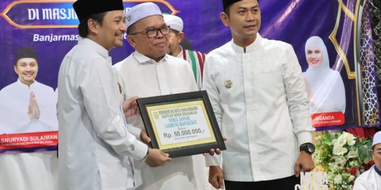 Safari Ramadan di Banjarmasin, Wagub Hasnuryadi dan Walikota Banjarmasin Serahkan Hibah ke Masjid Nurul Jannah