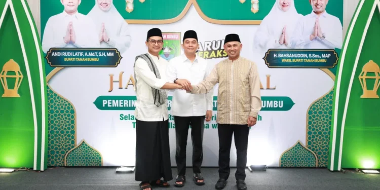 Ketua DPRD Tanah Bumbu Hadiri Open House Bupati, Ajak Masyarakat Perkuat Kebersamaan