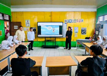 Hadiri Peringatan Hardiknas, Presiden Prabowo Saksikan Demonstrasi Pembelajaran dengan Teknologi Smart Board