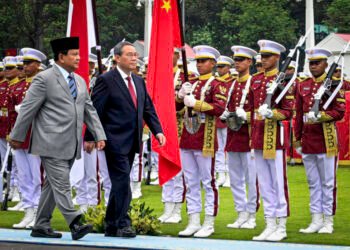 Presiden Prabowo Sambut Premier Li Qiang dalam Upacara Resmi Penuh Kehormatan di Istana Merdeka