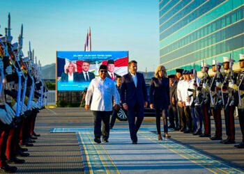 Presiden Prabowo Subianto Antar Langsung Keberangkatan Presiden Macron ke Singapura