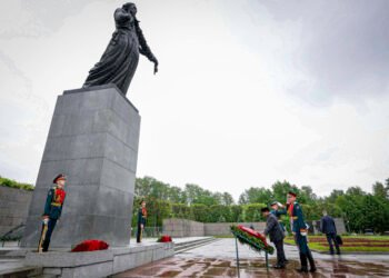 Presiden Prabowo Subianto Letakkan Karangan Bunga di Piskarovskoye Memorial, Hormati Jutaan Korban Perang Dunia II