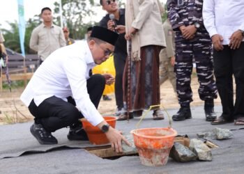 Bupati Andi Rudi Latif Letakkan Batu Pertama Pembangunan Ruang Kelas dan Asrama Santri Ponpes Salafiyah Al-Istiqamah Mantewe