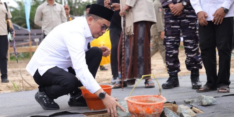 Bupati Andi Rudi Latif Letakkan Batu Pertama Pembangunan Ruang Kelas dan Asrama Santri Ponpes Salafiyah Al-Istiqamah Mantewe