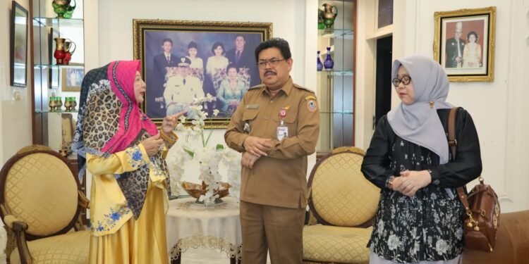 Wakili Gubernur Kalsel, Plt. Asisten Pemerintahan dan Kesra Anjangsana ke Kediaman Keluarga Gubernur Sjachriel Darham