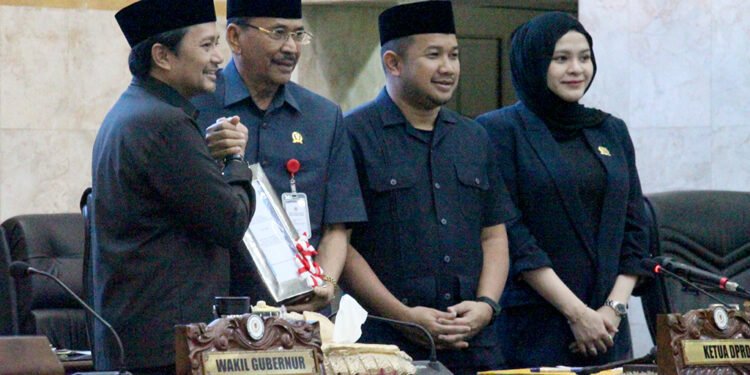 Wagub Kalsel Sampaikan Penjelasan Gubernur atas 3 Raperda di Rapat Paripurna DPRD
