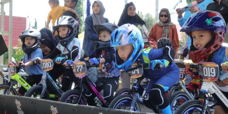 Roda Warisan Budaya: Atlet Cilik Tampil di Pushbike Race Gebyar Museum Lambung Mangkurat