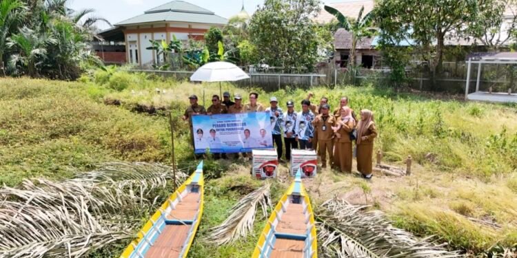 Komitmen Lestarikan Lingkungan, Gubernur Kalsel Serahkan Dua Unit Perahu Bermotor Ke Pokmaswas Balimau
