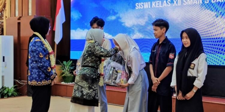 Ketua TP PKK Kalsel Serahkan Bantuan Peralatan Sekolah bagi Siswa Kurang Mampu