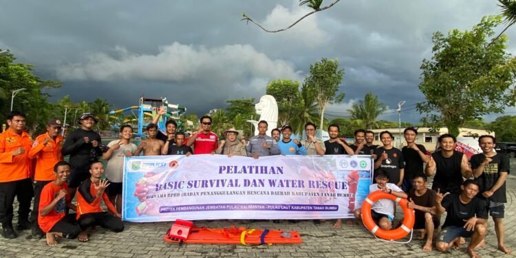 BPBD Tanah Bumbu Bekali Pekerja Proyek Jembatan dengan Edukasi Manajemen Risiko dan Kesiapsiagaan di Area Laut