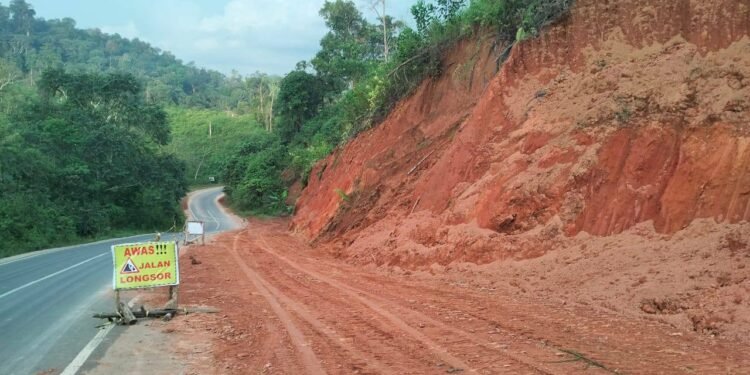Gerak Cepat, Pemprov Kalsel Timbun Titik Longsor dan Pasang Rambu Peringatan Ruas Jalan Banjarbaru-Batulicin