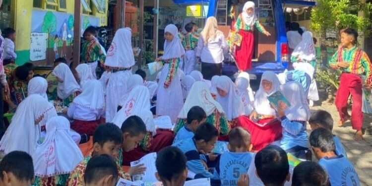 Anak-Anak SDN Pekapuran 5 Antusias Sambut Mobil Pustaka Keliling Dispersip Kalsel
