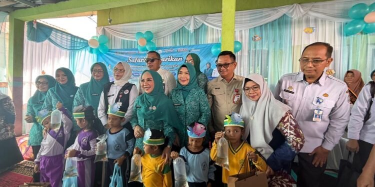 Dukung Kegiatan TP PKK Kalsel di Desa Mandiangin Barat, Dislautkan Kalsel Salurkan 150 Paket Olahan Ikan dan 100 Ikan Hias