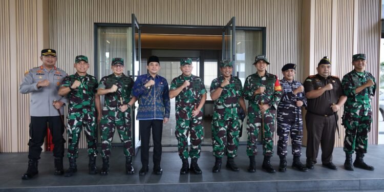 Bupati Andi Rudi Latif Sambut Pangdam XXII/Tambun Bungai untuk Upacara Penutupan TMMD dan Peresmian Sasana Banua