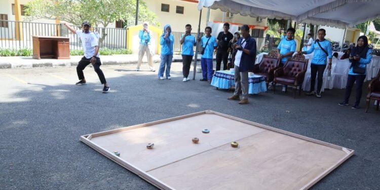 Museum Lambung Mangkurat Hidupkan Kembali Tradisi Lewat Lomba Adu Putar Gasing Pengantin Kalsel 2025