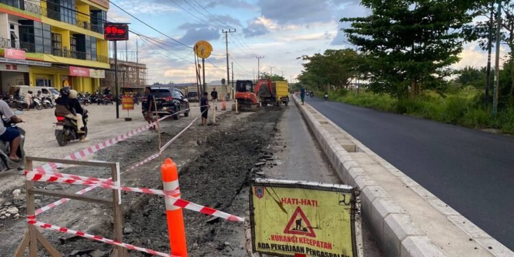 PUPR Kalsel Tindaklanjuti Laporan Warga, Lakukan Perbaikan Jalan di Simpang 4 Gatot Subroto–Lingkar Dalam Selatan Banjarmasin