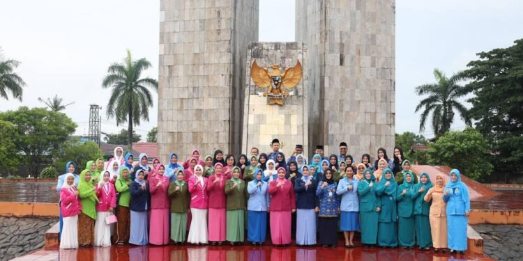 Peringati Hari Ibu Ke-97, DPPPAKB Kalsel Bersama Unsur Pemda, TNI dan Polri Ziarah Ke Makam Pahlawan 