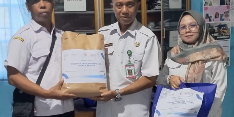 Bentuk Perhatian Gubernur Kalsel, DPPPAKB Salurkan Bantuan Korban Banjir di Desa Sungai Alat  
