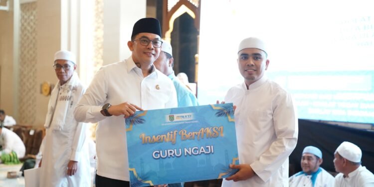 Doa Bersama Sambut Tahun Baru 2026, Bupati Andi Rudi Latif Launching Beasiswa BerAksi dan Salurkan Insentif Guru Ponpes, Guru Ngaji serta Majelis Taklim