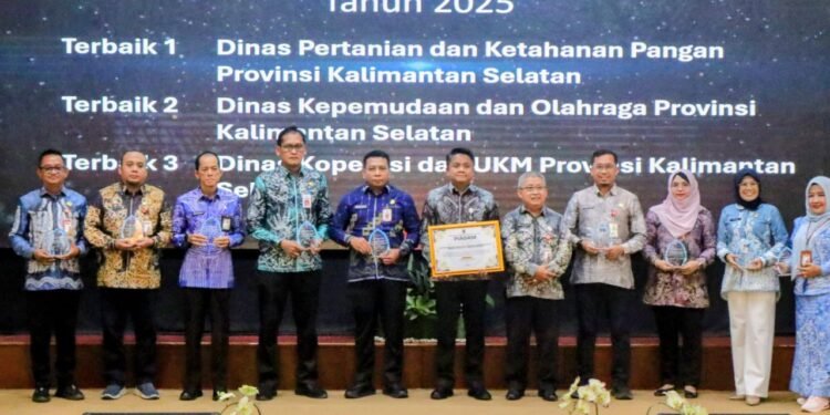 Gubernur Kalsel H. Muhidin Serahkan Penghargaan Kinerja Pengelolaan APBN pada Rakor Percepatan Pembangunan 