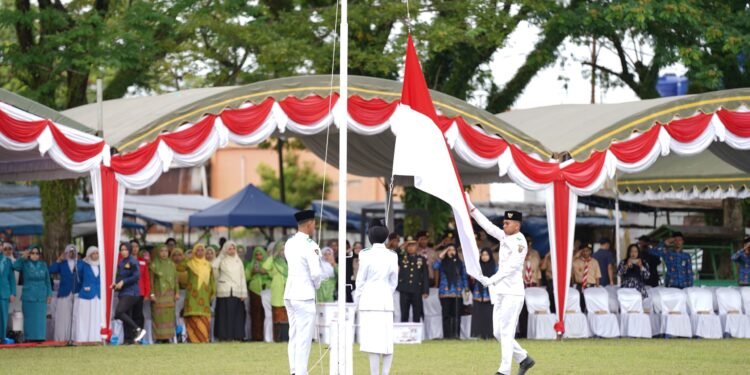 Paskibraka Tanah Bumbu Sukses Kibarkan Bendera Merah Putih di Peringatan Hari Pahlawan 7 Februari ke-80