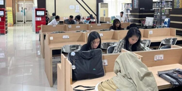 Ngabuburit Sambil Membaca, Warga Padati Perpustakaan Palnam di Bulan Ramadan
