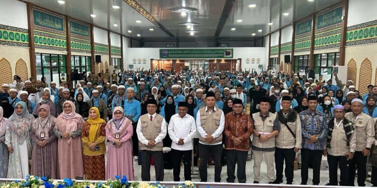 Kepulangan jamaah haji Kloter 013 BDJ gabungan Kabupaten Kotabaru dan Tanah Bumbu ke tanah air disambut suasana penuh sukacita di Embarkasi Banjarmasin