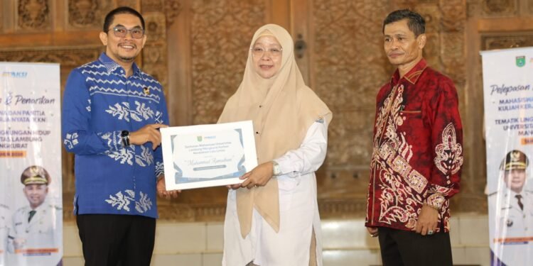 Bupati Tanah Bumbu Apresiasi Kontribusi Mahasiswa ULM dalam Program KKN Tematik Lingkungan Hidup