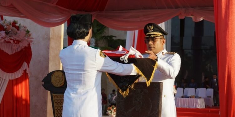 Pemkab Kotabaru Laksanakan Upacara Penurunan Bendera HUT ke-81 RI Dengan Khidmat
