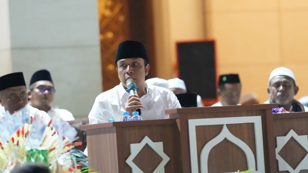 Bupati Tanah Bumbu Andi Rudi Latif melalui Asisten Eryanto Rais menghadiri peringatan Maulid Nabi Muhammad SAW di Masjid Al-Falah Simpang Empat bersama jamaah.