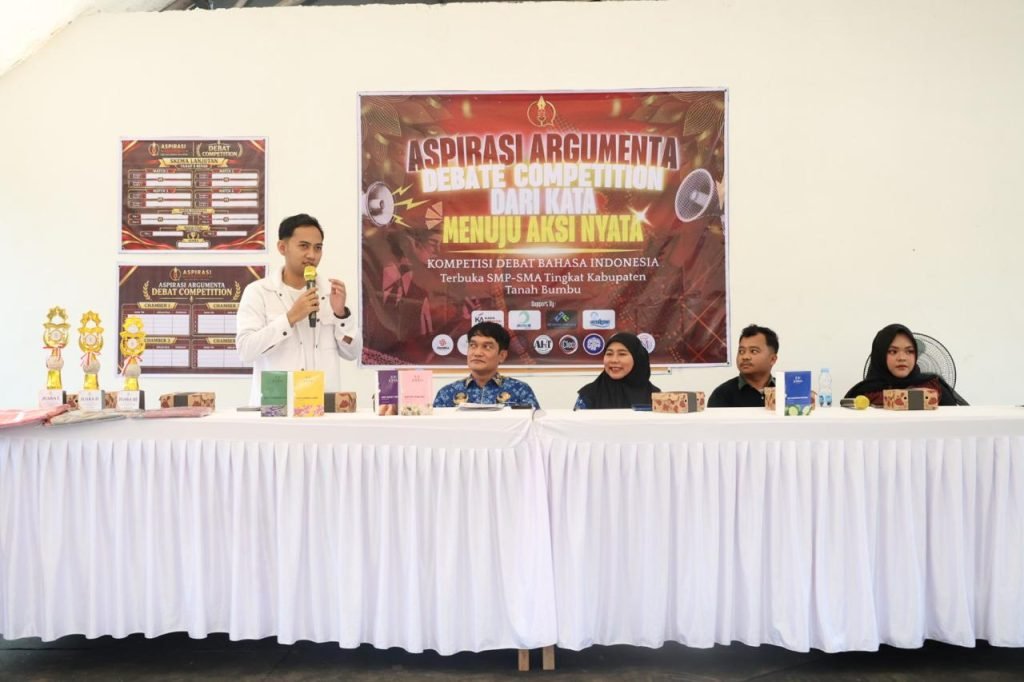 Pelajar SMP-SMA Tanah Bumbu beradu argumentasi dalam AADC 2026, kompetisi debat bahasa Indonesia.