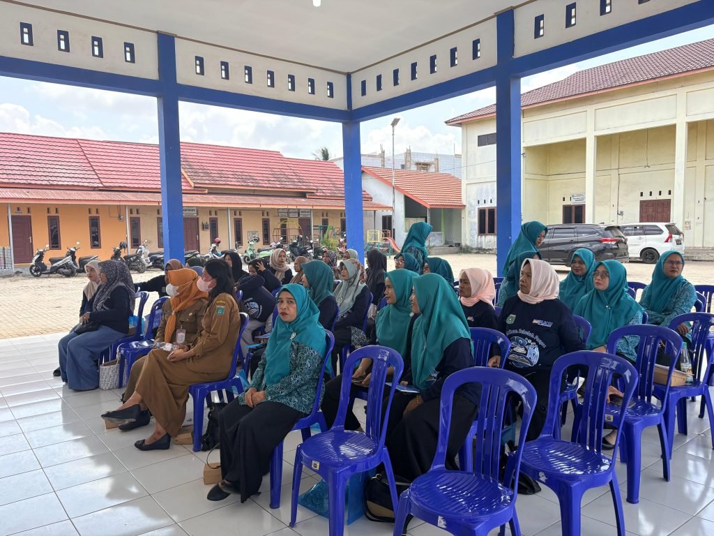 Peserta Sekolah Pangan Tanah Bumbu praktik membuat olahan ikan di Balai Rakyat Desa Karang Indah.