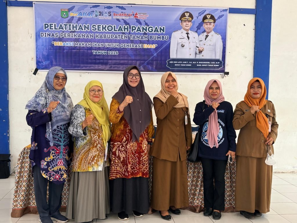 Narasumber Fakultas Ilmu Kelautan dan Perikanan ULM memberikan materi diversifikasi produk perikanan.