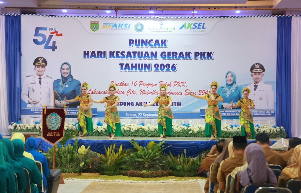 Kader PKK Tanah Bumbu meriahkan puncak HKG ke-54 dengan semangat kebersamaan dan gotong royong.