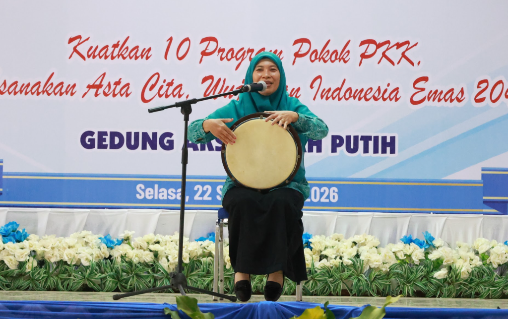 Kader PKK Tanah Bumbu meriahkan puncak HKG ke-54 dengan semangat kebersamaan dan gotong royong.
