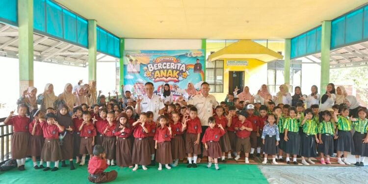 Layanan Bercerita Anak Dispersip Kotabaru Hadir Di Pulau Laut Tengah