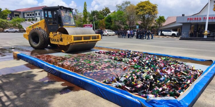 Polres Tanah Bumbu Musnahkan 2.946 Botol Miras Ilegal, Digilas Tandem Roller