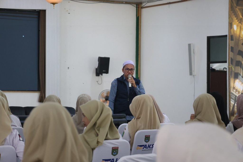 Admin sekolah TK, SD, dan SMP se-Kabupaten Tanah Bumbu mengikuti kegiatan monitoring dan evaluasi SP4N LAPOR! di Pendopo Kantor Bupati Batulicin.