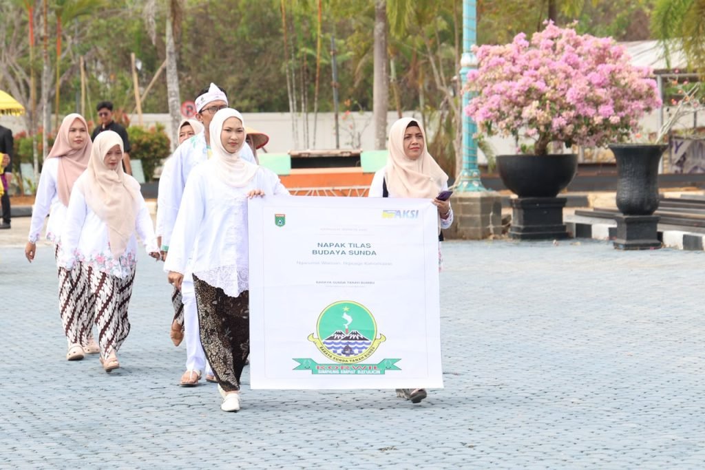 Bupati Tanah Bumbu, Andi Rudi Latif, memberikan penghargaan kepada tiga pemuda berprestasi tingkat Provinsi Kalimantan Selatan pada peringatan Hari Sumpah Pemuda ke-98 Tahun 2026 di Batulicin.