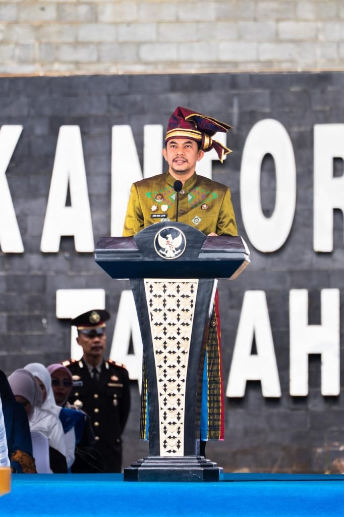 Bupati Tanah Bumbu, Andi Rudi Latif, memberikan penghargaan kepada tiga pemuda berprestasi tingkat Provinsi Kalimantan Selatan pada peringatan Hari Sumpah Pemuda ke-98 Tahun 2026 di Batulicin.
