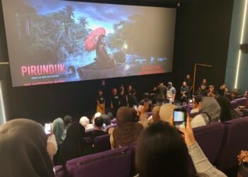 Cast “Pirunduk” Sambangi Batulicin, Penonton Berebut Foto Bareng Acil Imas hingga Boy Idrus